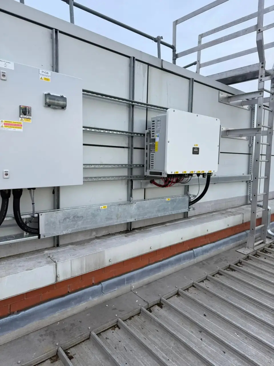 PV distribution board and grid-tied solar inverter installation